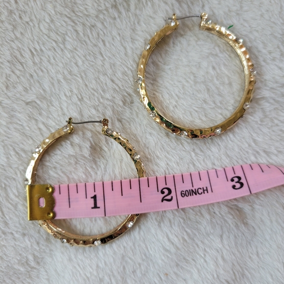 NWOT Elegant Crystal Accented Gold Tone Hammered Hoop Earrings - Picture 7 of 8